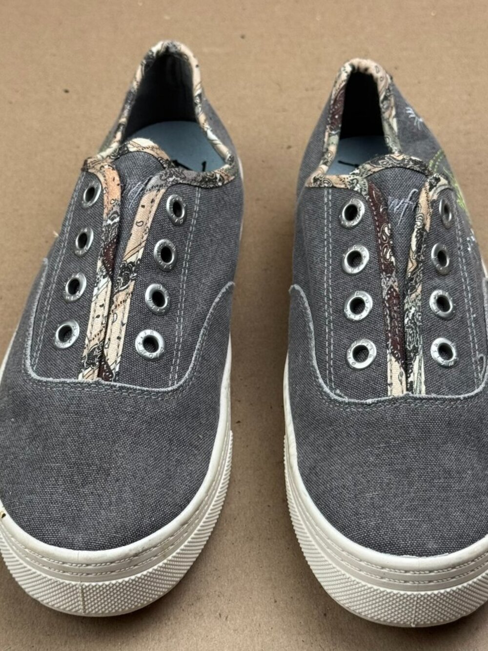 Blowfish Malibu Women’s Gray Canvas Embroidered Sneakers Size 7M EUR 37.5 - Picture 1 of 8